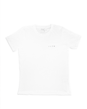 Foran på t-shirten med logo fra Feew.
