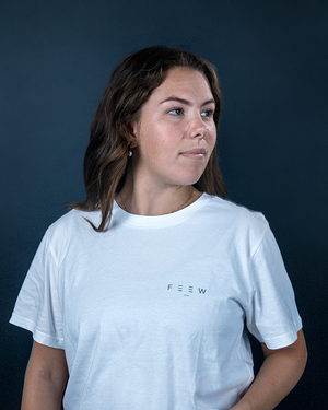 Kvinde med Feew t-shirt og feew logo på brystet.