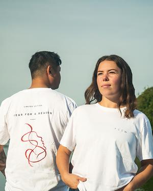 To unge mennesker med Feew t-shirt på.